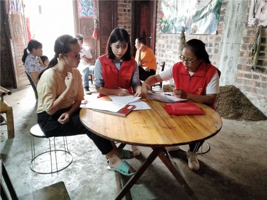 脱贫攻坚 |南宁市隆安县青年志愿者开展“希望工程·圆梦行动”帮助贫困新生圆梦大学