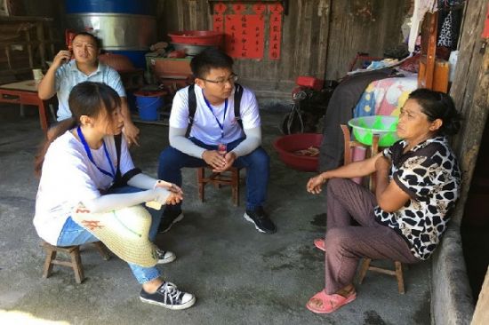 广西师范大学广西青马工程培训班挂职队在瓜里乡义林村开展精准扶贫入户走访工作