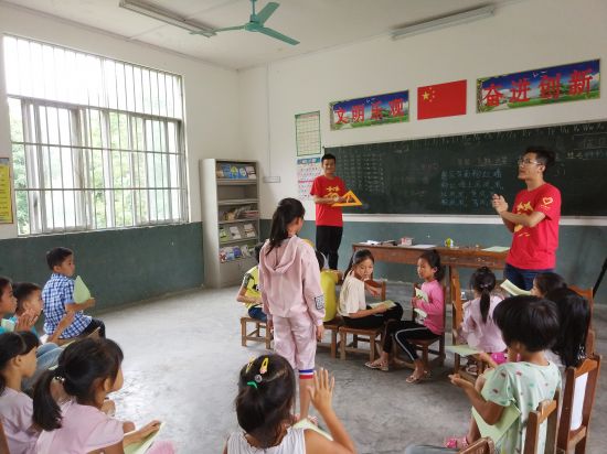 【暑期社会实践】广西民族大学传媒学院“传媒先锋”实践队赴麒麟村推广普通话