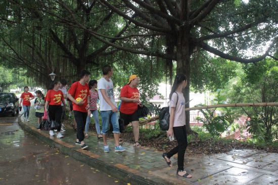 崇左市高峰村学生代表前来广西民族大学参观学习