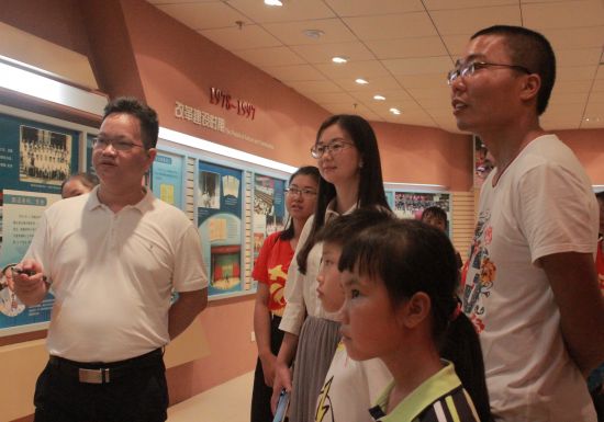 崇左市高峰村学生代表前来广西民族大学参观学习