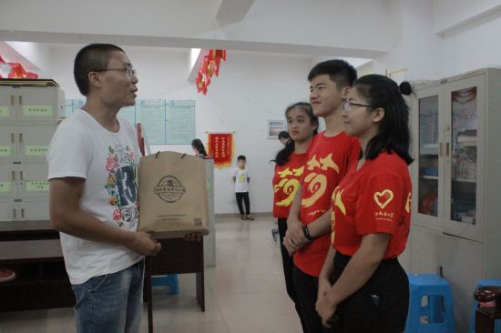 崇左市高峰村学生代表前来广西民族大学参观学习