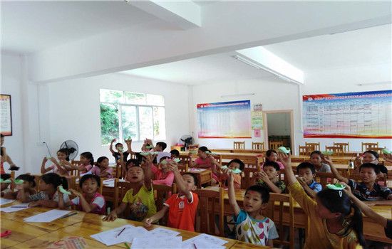 岑溪市诚谏镇团委、妇联开展“快乐伴我成长” 关爱留守儿童活动