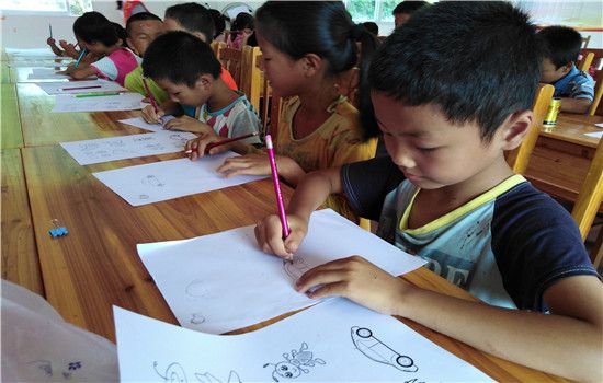 岑溪市诚谏镇团委、妇联开展“快乐伴我成长” 关爱留守儿童活动