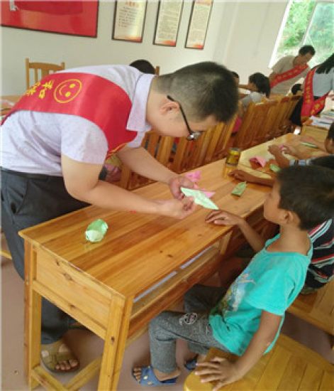 岑溪市诚谏镇团委、妇联开展“快乐伴我成长” 关爱留守儿童活动