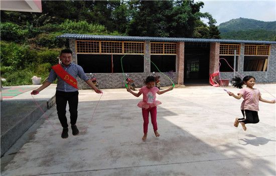 岑溪市诚谏镇团委、妇联开展“快乐伴我成长” 关爱留守儿童活动