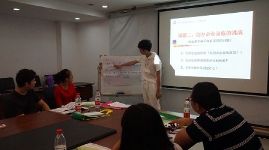 青年大学习·奋进新时代——团秀峰区委组织开展青年创新创业能力培育与经验交流活动