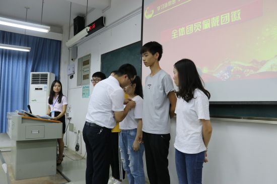 政管学院2018级各班召开“学习新思想 争当好青年”新生主题班团会