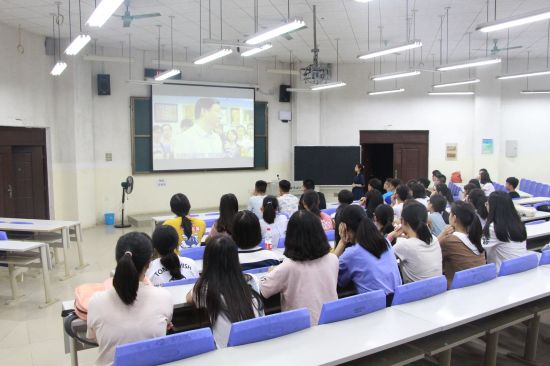 政管学院2018级各班召开“学习新思想 争当好青年”新生主题班团会