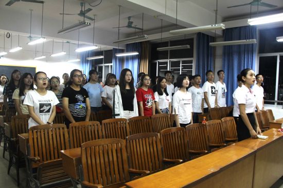 政管学院2018级各班召开“学习新思想 争当好青年”新生主题班团会