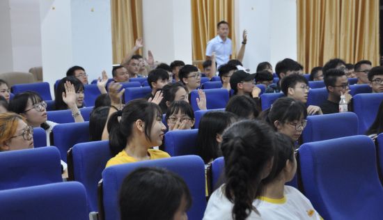 【共青团改革】中英学院2018级新生开展“学习新思想，争当好青年”的主题班团会