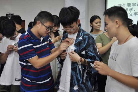 【共青团改革】中英学院2018级新生开展“学习新思想，争当好青年”的主题班团会