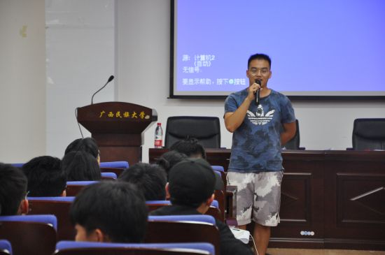 【共青团改革】中英学院2018级新生开展“学习新思想，争当好青年”的主题班团会