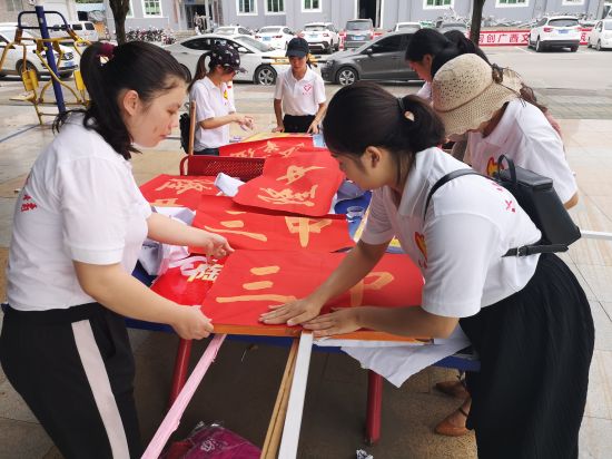 隆安青年志愿者服务“两会一节”绿城歌台确保演出顺利进行