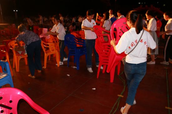 隆安青年志愿者服务“两会一节”绿城歌台确保演出顺利进行