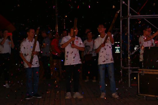 隆安青年志愿者服务“两会一节”绿城歌台确保演出顺利进行