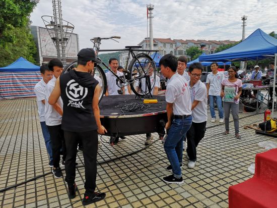 隆安青年志愿者服务“两会一节”绿城歌台确保演出顺利进行