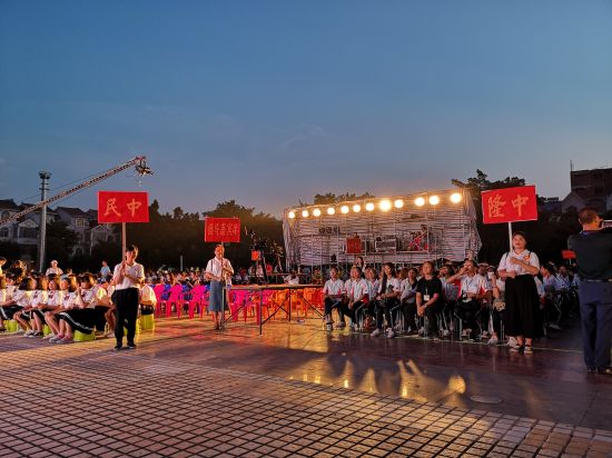 隆安青年志愿者服务“两会一节”绿城歌台确保演出顺利进行