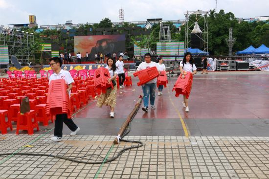 隆安青年志愿者服务“两会一节”绿城歌台确保演出顺利进行