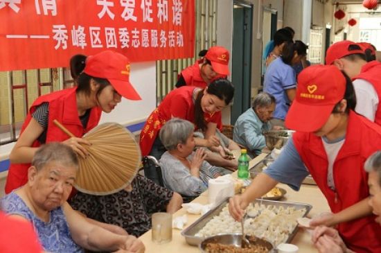 团秀峰区委组织大学生志愿者开展 “志愿献真情 关爱促和谐”中秋慰问志愿服务活动