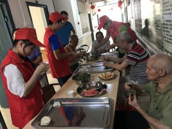 团秀峰区委组织大学生志愿者开展 “志愿献真情 关爱促和谐”中秋慰问志愿服务活动