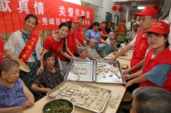 团秀峰区委组织大学生志愿者开展 “志愿献真情 关爱促和谐”中秋慰问志愿服务活动