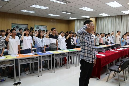广西师范大学文学院/新闻与传播学院组织2018级新生团干学习团的十八大精神和《中国共产主义青年团章程》