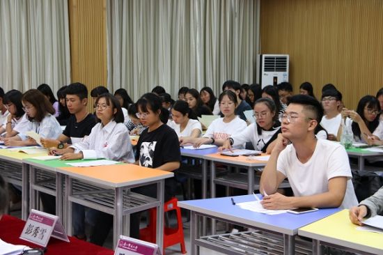 广西师范大学文学院/新闻与传播学院召开班团一体化工作布置会暨新生团干第一课