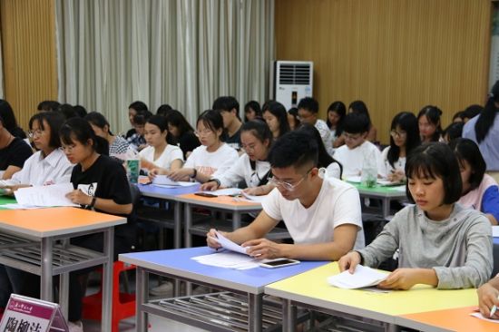 广西师范大学文学院/新闻与传播学院组织2018级新生团干学习团的十八大精神和《中国共产主义青年团章程》