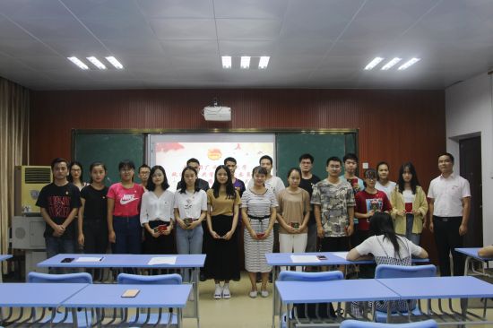 广西民族大学政管学院举行2018年新团员入团仪式