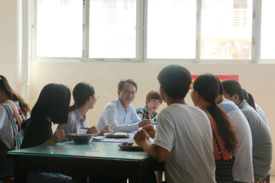 广西民族大学廖安平副书记与学生干部代表进行餐叙交流