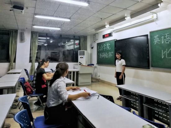 广西民族大学东南亚语言文化学院成功举办2018年“外研社杯”英语演讲比赛选拔赛