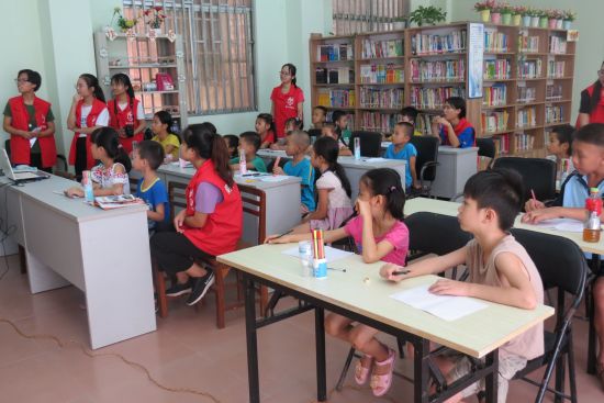 广西民族大学文学院志愿者赴上尧街道开展“青空间四点半课堂”系列活动