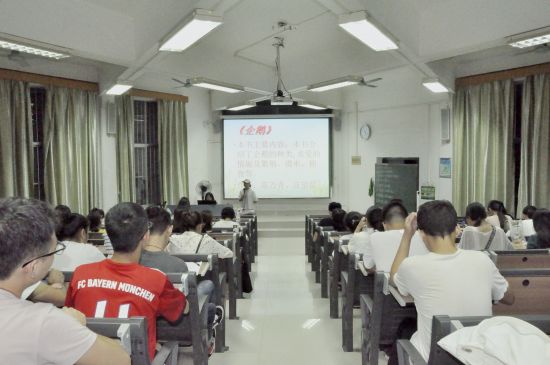 广西民族大学民社学院2017级历史学专业举行读书分享会