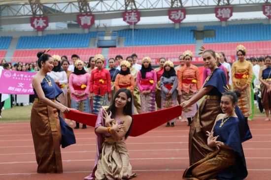 广西师范大学文学院/新闻与传播学院举行2018年学生田径运动会暨师生趣味运动会