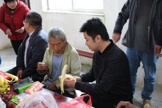 团天峨县委开展2018年“情系老人,爱暖重阳”敬老活动