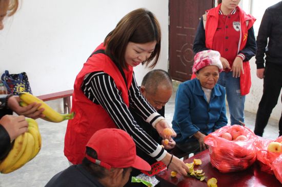 团天峨县委开展2018年“情系老人,爱暖重阳”敬老活动