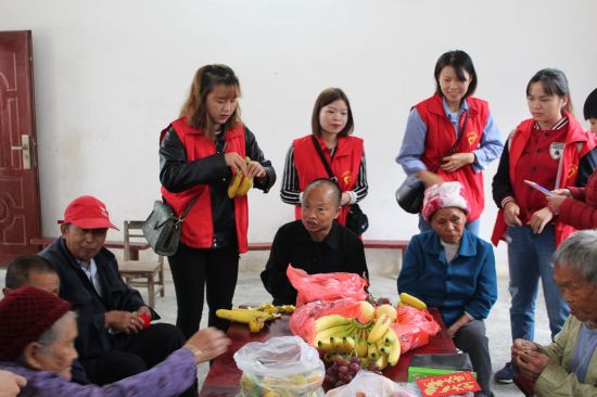 团天峨县委开展2018年“情系老人,爱暖重阳”敬老活动