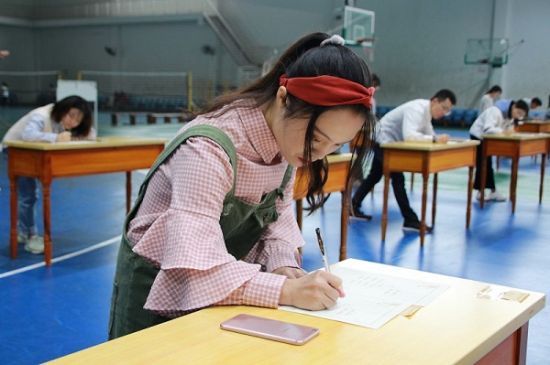 广西师范大学举办“师大情·独秀行——我为母校写首诗”书法寄情活动