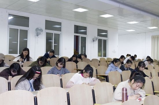 广西师范大学举办“师大情·独秀行——我为母校写首诗”书法寄情活动
