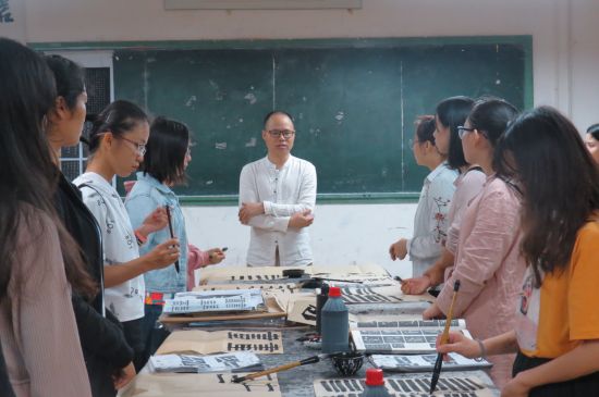 文学院翰墨相思书法社开展软笔书法体验课