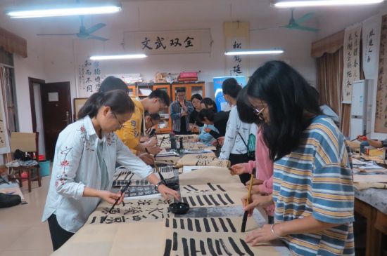 文学院翰墨相思书法社开展软笔书法体验课