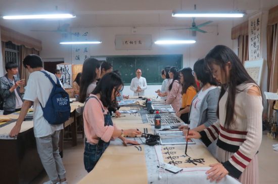 文学院翰墨相思书法社开展软笔书法体验课