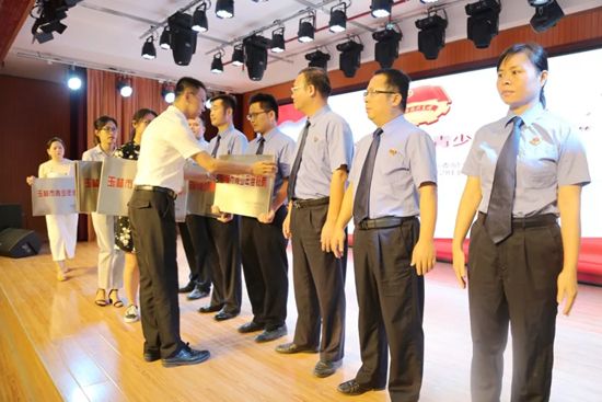 团市委举行2018-2019年度玉林市“青少年维权岗”授牌仪式