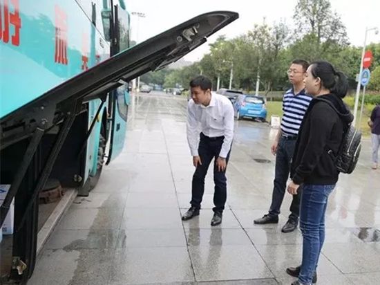 玉林市代表团赴南宁出席自治区第七次少代会