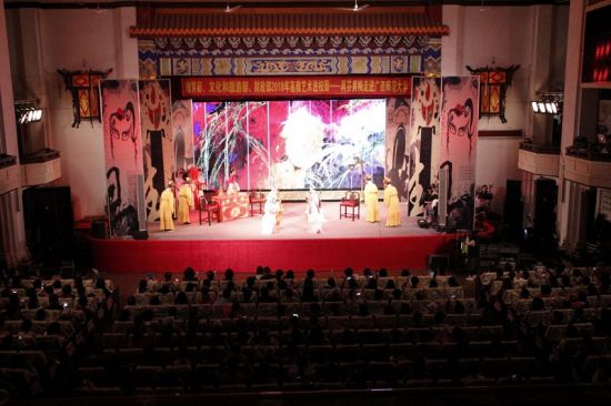 “高雅艺术进校园”——经典黄梅戏剧目《女驸马》走进广西师范大学