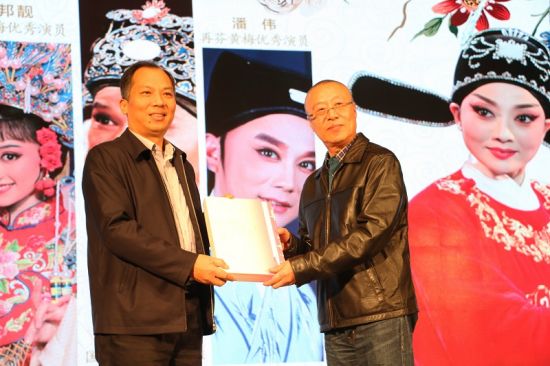 “高雅艺术进校园”——经典黄梅戏剧目《女驸马》走进广西师范大学