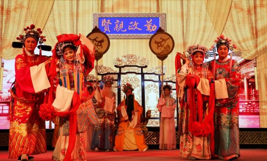 “高雅艺术进校园”——经典黄梅戏剧目《女驸马》走进广西师范大学