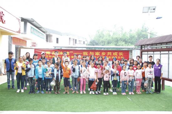 广西民族大学传媒学院赴忠良村开展志愿服务活动