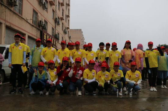 广西民族大学2500名学生参加环广西公路自行车世界巡回赛志愿服务活动